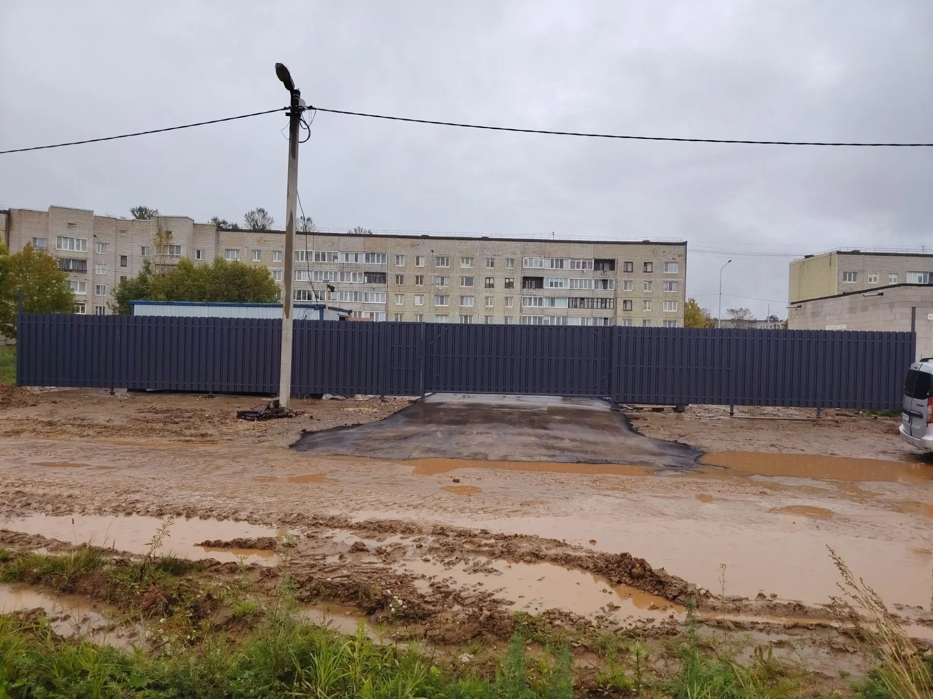 Монтаж забора из евроштакетника на сваи